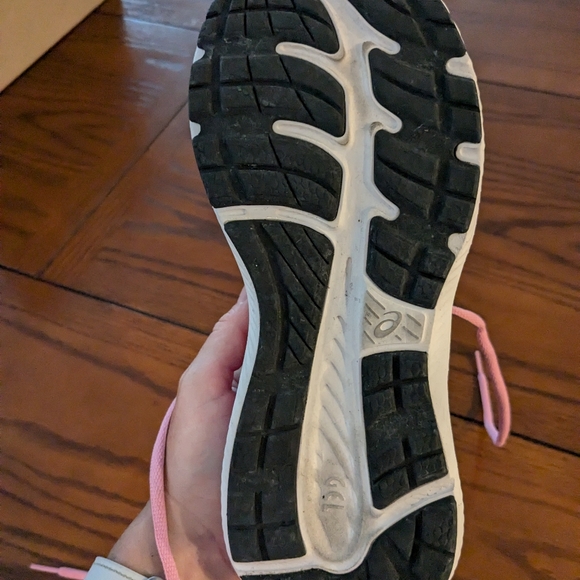 Hot Pink Asics running shoes - Picture 4 of 4